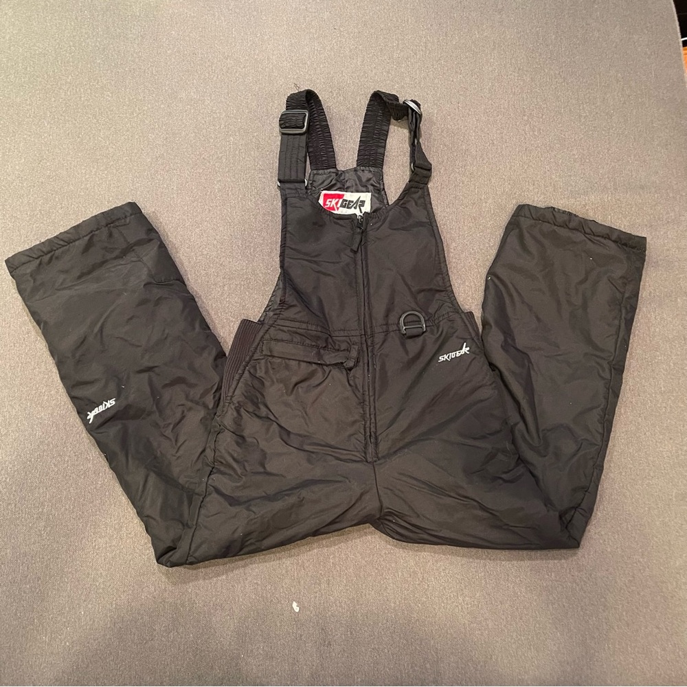 SkiGear black kids bib with adjustable suspenders for easy sizing